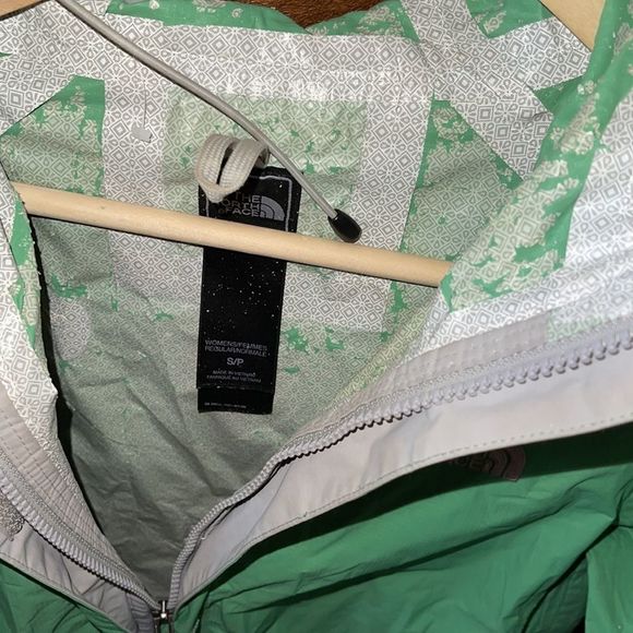The North Face Green Rain Jacket - Picture 4 of 5
